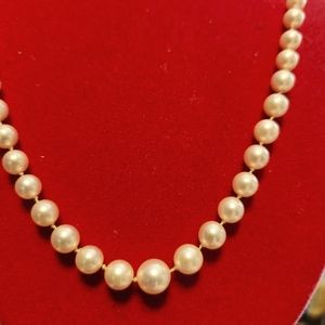 Beautiful 22' Cultured pearl necklace with an 18kt gold clasp